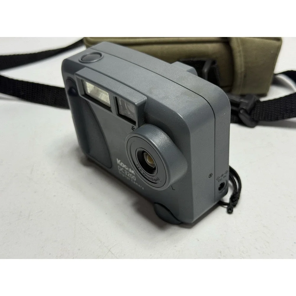 Kodak DC 3200 Digital Camera W Carrying Case Battery Door Wont Latch Corrosion‎